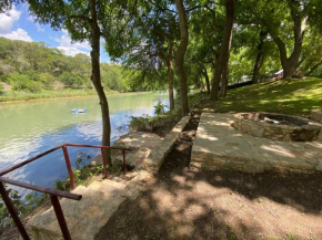 Riverfront Retro House - Guadalupe River - Newly Renovated - River Amenity Included
